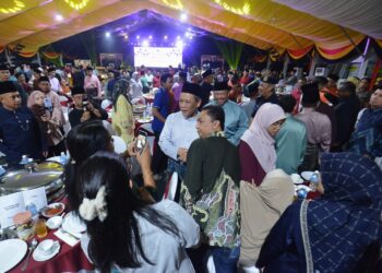 AMINUDDIN Harun beramah mesra bersama pengunjung yang hadir pada Majlis Rumah Terbuka Aidilfitri 2024 Peringkat Negeri Sembilan di Gelanggang Petanque, Batu 1, Port Dickson malam tadi.-UTUSAN/MOHD. SHAHJEHAN MAAMIN.