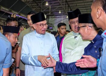 ANWAR Ibrahim diiringi Ab. Rauf Yusoh bersalaman dengan orang ramai pada Majlis Sambutan Aidilfitri Madani 2024 peringkat negeri di MITC, Ayer Keroh, Melaka. - UTUSAN/SYAFEEQ AHMAD