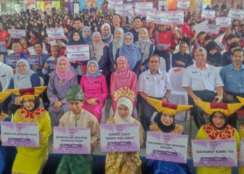 NANCY Shukri (baris kedua, lima dari kiri) pada Majlis Perasmian Program Advokasi Perlindungan Kanak-Kanak: Peringkat Negeri Sembilan Tahun 2024 di Sekolah Menengah Kebangsaan (SMK) Seri Ampangan, Seremban hari ini.