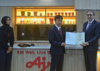 RIICHIRO Osawa (tengah) bersama Roberto Benetello (kanan) bertukar dokumen selepas Majlis Pelancaran Strategik antara AMB dan Marea di Auditorium Kilang Ajinomoto @Bandar Enstek, Seremban hari ini.-UTUSAN/MOHD. SHAHJEHAN MAAMIN.