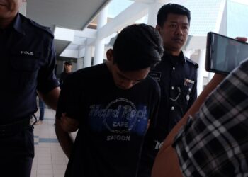 TERTUDUH dihadapkan ke Mahkamah Majistret, Ayer Keroh, Melaka atas pertuduhan mencuri wang tunai berjumlah RM8,540.60 milik sebuah kedai serbaneka dan memberikan diri sendiri dadah jenis methamphetamine. - UTUSAN/SYAFEEQ AHMAD