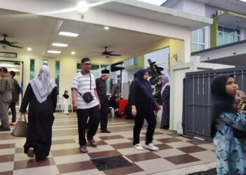 SUASANA di pekarangan rumah keluarga Allahyarham Leftenan Komander Mohammad Amirulfaris Mohammad Marzukhi di Taman Senawang Perdana, Seremban, hari ini.-UTUSAN/MOHD. SHAHJEHAN MAAMIN.