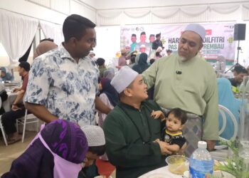 MOHAMAD Hanifah Abu Baker (berdiri, kiri) bersama Ahli Dewan Undangan Negeri (ADUN) Paroi, Kamarol Ridzuan Mohd Zain (berdiri, kanan) menyantuni tetamu yang hadir pada Majlis Jamuan Hari Raya DUN Paroi di Senawang, Seremban.-UTUSAN/MOHD. SHAHJEHAN MAAMIN.