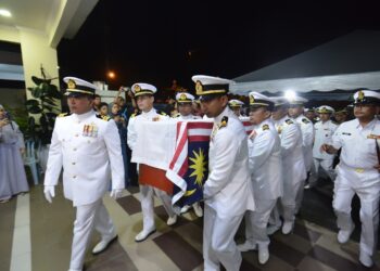 JENAZAH Allahyarham Leftenan Komander Mohammad Amirulfaris Mohd. Marzukhi tiba di kediaman ahli keluarganya di Taman Senawang Perdana, Seremban hari ini.-UTUSAN/MOHD. SHAHJEHAN MAAMIN.