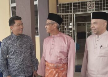 BADRUL Hisham Mohd (kiri) beramah mesra bersama Pengerusi Kada, Muhammad Husin (dua dari kanan) di Majlis Sambutan Hari Raya Aidilfitri Kada di Ibu Pejabat Kada, Lundang, Kota Bharu, Kelantan. UTUSAN/ROSMIZAN RESDI