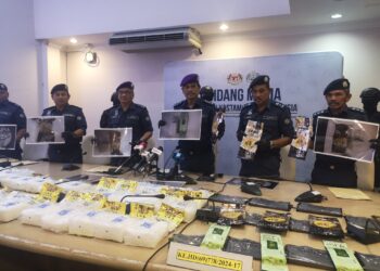 SAZALI Mohamad (kiri) menunjukkan sebahagian dadah yang dirampas dalam tiga kes serbuan berasingan pada sidang akhbar di Cawangan Narkotik Ibu Pejabat, Kampung Jijan, Nilai, Seremban hari ini.-UTUSAN/NUR SHARIEZA ISMAIL