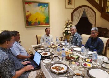 PERDANA Menteri mengadakan pertemuan bersama Ahmad Zahid Hamidi; Mohamad Sabu selain pegawai tertinggi kerajaan bagi membincangkan situasi terkini di rantau Asia Barat. - FB PM