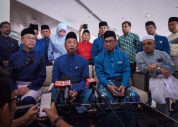 PENGERUSI Perikatan Nasional (PN), Tan Sri Muhyiddin Yassin dalam sidang akhbar selepas menghadiri Majlis Rumah Terbuka sempena sambutan Hari Raya Aidil Fitri anjuran Parti Pribumi Bersatu Malaysia (Bersatu), di sini, hari ini. - UTUSAN/M Firdaus M Johari