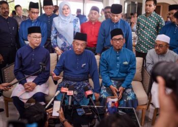 PENGERUSI Perikatan Nasional (PN), Tan Sri Muhyiddin Yassin dalam sidang akhbar selepas menghadiri Majlis Rumah Terbuka sempena sambutan Hari Raya Aidil Fitri anjuran Parti Pribumi Bersatu Malaysia (Bersatu), di sini, hari ini. - UTUSAN/M Firdaus M Johari