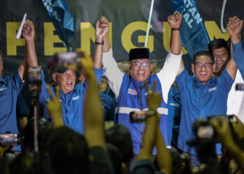 KHAIRUL Azhari (tengah) diapit Muhyiddin pada Majlis Pengumuman Calon Perikatan Nasional pada PRK Kuala Kubu Bharu di Hulu Selangor, Selangor, hari ini. - UTUSAN / M. FIRDAUS M. JOHARI