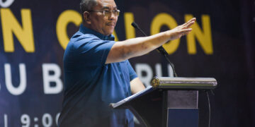 MUHAMMAD Sanusi ketika berucap di Majlis Pengumuman Calon Perikatan Nasional pada PRK Kuala Kubu Bharu di Hulu Selangor, Selangor, hari ini. - UTUSAN / M. FIRDAUS M. JOHARI