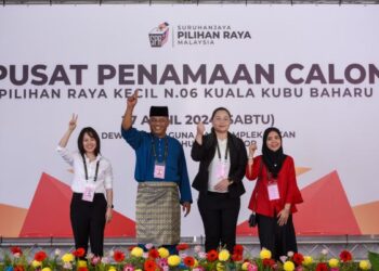 EMPAT calon Pilihan Raya Kecil (PRK) Kuala Kubu Baharu di Dewan Serbaguna dan Kompleks Sukan Daerah Hulu Selangor, hari ini. - UTUSAN/M FIRDAUS M JOHARI