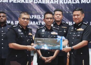 FISOL Salleh (tengah) menyaksikan penyerahan tugas Ketua Polis Daerah Kuala Muda antara Zaidy Che Hassan (kiri) dan Wan Azharuddin Wan Ismail di IPD Kuala Muda, Sungai Petani.