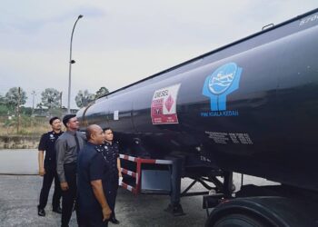 ANUAR Abdul Rahman melihat lori tangki milik Persatuan Nelayan Kawasan Kuala Kedah yang disita di IPD Kuala Muda, Sungai Petani.