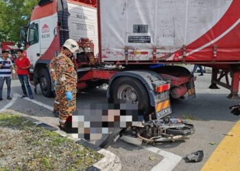 ANGGOTA bomba menggunakan peralatan khas bagi mengeluarkan warga emas dari bawah treler akibat kemalangan di Jalan Gangsa, Alor Setar.