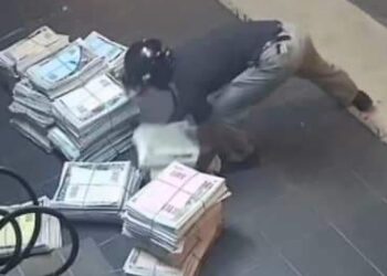 TANGKAP layar rakaman CCTV menunjukkan dua suspek mencuri 112 naskhah akhbar Kosmo! di Taman Petani Jaya, Sungai Petani.