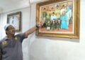ABDUL Latif Anuar menunjukkan gambar keluarga bersama Allahyarhamah Noor Rahiza ketika ditemui di Taman Perumahan Awam ll, Jalan Pantai Murni, Yan.