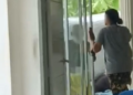 TANGKAP layar video seorang wanita yang memukul lelaki warga emas di sebuah rumah orang tua di Kulim.