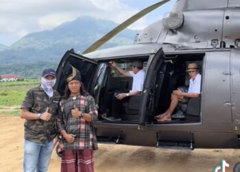 MOHD Zaidi Abu Hassan (dua kiri) bergambar bersama juruterbang yang membawa helikopter singgah makan di kedai makan miliknya di Kampung Mawat, Ulu Melaka, Langkawi.