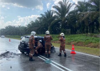 ANGGOTA bomba melakukan operasi mengeluarkan mangsa yang tersepit selepas Perodua Myvi dipandu terlibat kemalangan di Kilometer 57.5 Jalan Kota Tinggi - Kluang semalam.