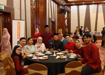 Ketua Pegawai Eksekutif BS Nutrition, YM Raja Lokman Raja Ahmad (tengah berdiri) menyantuni tetamu-tetamu di Majlis Rumah Terbuka Sambutan Hari Raya Aidilfitri BS Nutrition di Shah Alam.