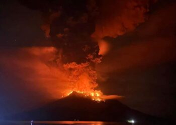 GUNUNG Ruang menghamburkan lahar panas dan asap di Pulau Sangihe semalam. -AFP