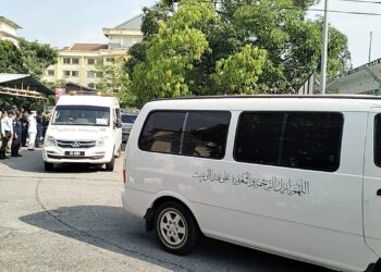 VAN membawa jenazah mangsa nahas helikoper keluar dari Jabatan Forensik HRPB untuk disolatkan di Surau Salahuddin Al Ayubi di Batalion ke-23 RAMD di Tambun, Ipoh. - UTUSAN/MUHAMAD NAZREEN SYAH MUSTHAFA