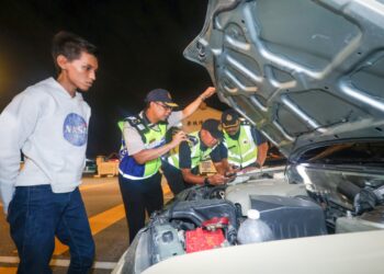 MOHAMMAD Yusoff Abustan memeriksa kenderaan dalam Operasi Bersepadu Hari Raya Aidilfitri (HRA) Tahun 2024 di Jalan Sultan Iskandar, Ipoh. - UTUSAN/MUHAMAD NAZREEN SYAH MUSTHAFA