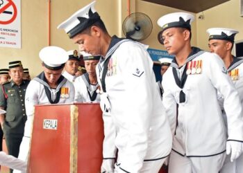 ANGGOTA Tentera Laut Diraja Malaysia (TLDM) membawa keluar jenazah salah seorang mangsa tragedi helikopter terhempas di Jabatan Forensik Hospital Raja Permaisuri Bainun (HRPB)
Ipoh, semalam.  FOTO TLDM