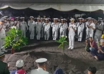 PASUKAN kawalan kehormat TLDM berdoa bersama orang ramai pada pengebumian jenazah Mohd. Shahrizan Mohd. Termizi di Tanah Perkuburan Islam Batu 10 Lekir malam ini. - UTUSAN/SHAMSUL KAMAL AMARUDIN