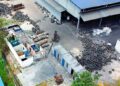 PEMANDANGAN dari udara keadaan di salah satu daripada tiga kilang pemprosesan tayar terpakai yang 
disyaki beroperasi secara tidak sah di Kulai, Johor