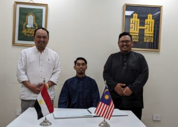 MUHAMMAD Nur Hadi Salehuddin (tengah) bersama Pegawai Atase Pendidikan Perak di Mesir,  Mohammed Tasyreef Mohamd Tarmizi (kiri) dan Penolong Pegawai Atase Pendidikan Perak di Mesir, Mohd. Khairul Adli Ahmad Padli. - UTUSAN/IHSAN MAIPk