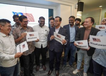 ZULKIFLI Hasan berbual bersama pemimpin pelbagai kaum dan agama selepas sesi dialog di Kompleks Islam Putrajaya. - UTUSAN/FAISOL MUSTAFA