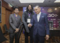 KETUA Pegawai Eksekutif Malaysia Digital Economy (MDEC), Mahathir Aziz (kanan) bersama Pengasas Wahed Ventures, Junaid Wahedna (tengah) melakukan gimik pelancaran platform Wahed Venture sempena Sidang Kemuncak KL20 di Pusat Konvensyen Kuala Lumpur (KLCC) di sini, semalam. - UTUSAN/FARIZ RUSADIO