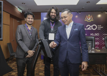 KETUA Pegawai Eksekutif Malaysia Digital Economy (MDEC), Mahathir Aziz (kanan) bersama Pengasas Wahed Ventures, Junaid Wahedna (tengah) melakukan gimik pelancaran platform Wahed Venture sempena Sidang Kemuncak KL20 di Pusat Konvensyen Kuala Lumpur (KLCC) di sini, semalam. - UTUSAN/FARIZ RUSADIO