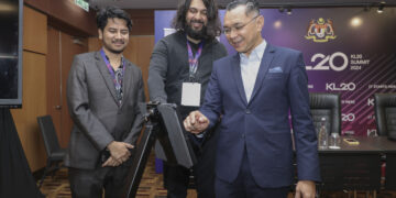 KETUA Pegawai Eksekutif Malaysia Digital Economy (MDEC), Mahathir Aziz (kanan) bersama Pengasas Wahed Ventures, Junaid Wahedna (tengah) melakukan gimik pelancaran platform Wahed Venture sempena Sidang Kemuncak KL20 di Pusat Konvensyen Kuala Lumpur (KLCC) di sini, semalam. - UTUSAN/FARIZ RUSADIO