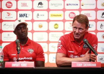 Teddy Sheringham dan Dwight Yorke pada sidang media menjelang perlawanan persahabatan Battle Of The Reds legenda Manchester United dan Liverpool di Kuala Lumpur, semalam. – UTUSAN/AFIQ RAZALI