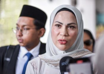 FITRIA Elfina Maharip ditemui pemberita selepas sebutan pertama tuntutan hadanah interim di lobi pekarangan luar Mahkamah Tinggi Syariah di Shah Alam, Selangor, semalam. - UTUSAN / M. FIRDAUS M. JOHARI