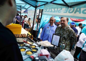MENTERI Kewangan II, Datuk Seri Amir Hazmah Azizan ketika melakukan lawatan ke tapak Bazar Ramadan Taman Tun Dr. Ismail di sini baru-baru ini. - UTUSAN/SYAKIR RADIN