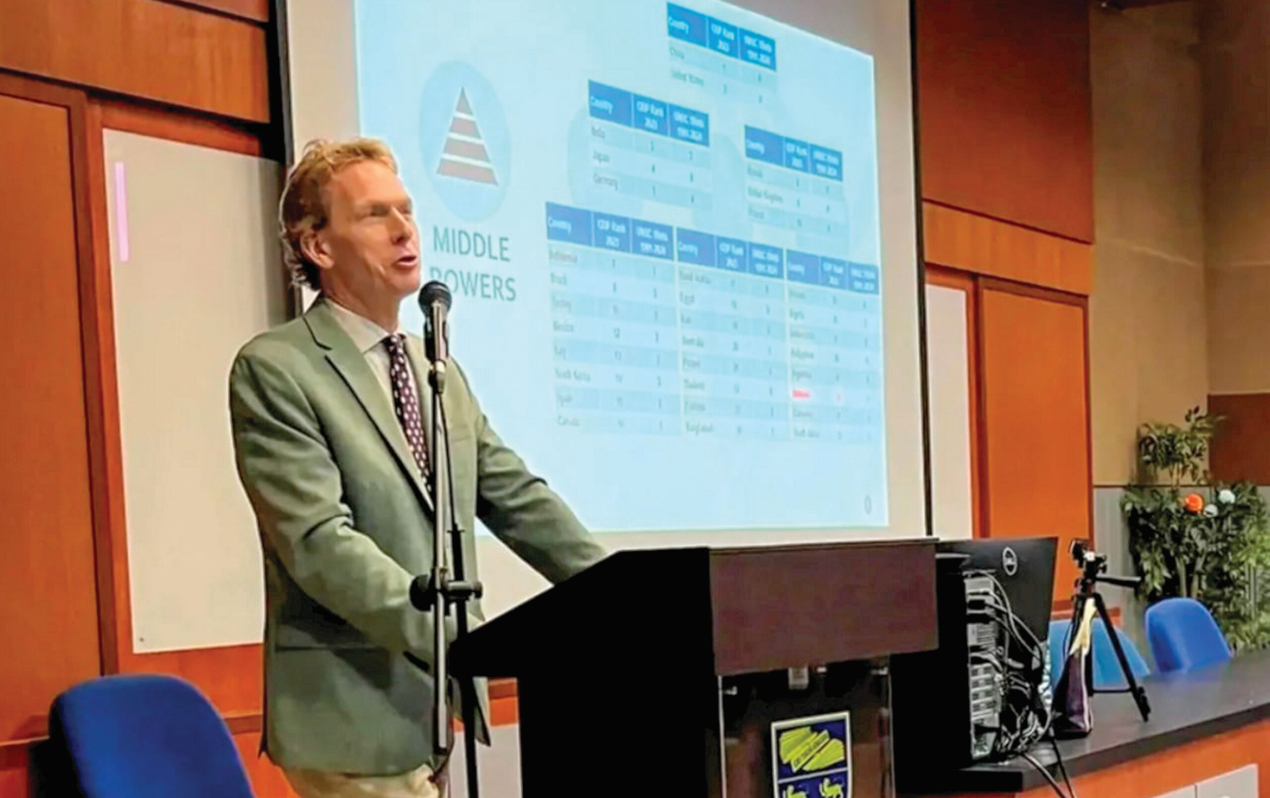 Bruce Gilley biadap, bersifat songsang