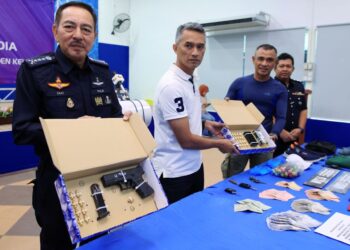 PENGARAH Jabatan Siasatan Jenayah Bukit Aman, Datuk Seri Mohd. Shuhaily Mohd. Zain  (dua dari kiri)  bersama Ketua Polis Kelantan, Datuk Muhamad Zaki Harun (kiri) menunjukkan pistol yang digunakan suspek kes tembakan di Balai Ketibaan Lapangan Terbang Antarabangsa Kuala Lumpur (KLIA) Terminal 1 dalam sidang akhbar  di Ibu Pejabat Polis Kontinjen (IPK) Kelantan  pada 16 April lalu. -UTUSAN/-KAMARUL BISMI KAMARUZAMAN