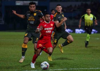 DUA pemain Kedah mengejar pemain Selangor, Faisal Halim dalam saingan Liga Super 2023 di Stadium Majlis Bandaraya Petaling Jaya. Setakat ini Kedah masih terikat dengan isu tunggakan gaji pemainnya.  
– UTUSAN/AMIR KHALID