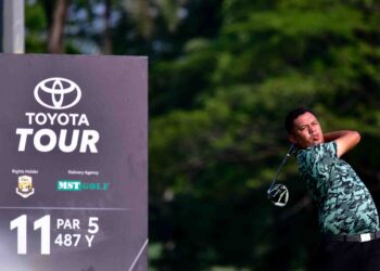 Kenneth De Silva mendahului hari pertama Kejohanan Golf Piala Toyota Cross, kejohanan kedua dalam siri Jelajah Toyota selepas mencatat enam bawah 66 di lapangan Glenmarie di sini, semalam.