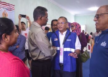 KHAIRUL Azhari Saut (tengah) beramah mesra dengan komuniti India di Kampung Chuang, Kuala Kubu Baharu, hari ini - UTUSAN/M. FIRDAUS M. JOHARI