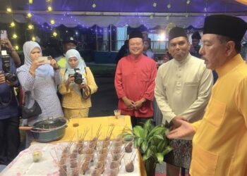 MUHAMAD Zaki Harun (kanan) beramah mesra dengan pemberita pada Majlis Sambutan Hari Raya di Dewan Tanjung, Ibu Pejabat Polis Daerah (IPD) Gua Musang, kelmarin. – UTUSAN/AIMUNI TUAN LAH