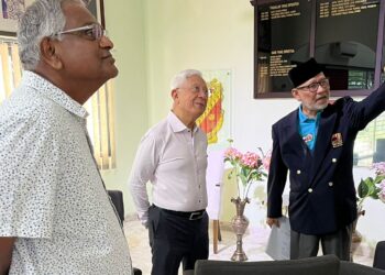 RAJA Arshad (tengah) diberi taklimat sewaktu lawatannya ke Rumah Kriket Melayu. Turut sama ialah Timbalan Presiden Persatuan Pengadil dan Pencatat Kriket Malaysia, Shivanandha Chellappah (kiri).