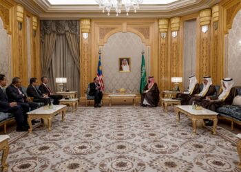 ANWAR Ibrahim bertemu Putera Mohammed Salman dalam kunjungan ke Istana Yamamah di Riyadh, Arab Saudi . - PEJABAT PERDANA MENTERI