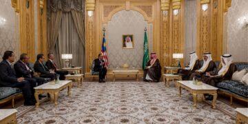 ANWAR Ibrahim bertemu Putera Mohammed Salman dalam kunjungan ke Istana Yamamah di Riyadh, Arab Saudi . - PEJABAT PERDANA MENTERI
