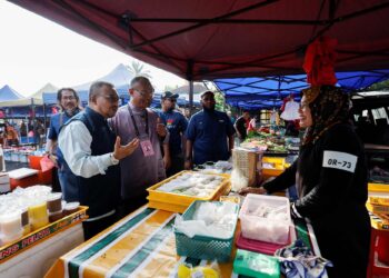 KHAIRUL Azhari Saut (dua dari kiri) beramah mesra dengan orang ramai dalam kempennya di Kuala Kubu Baharu, semalam. - UTUSAN/M. FIRDAUS M. JOHARI