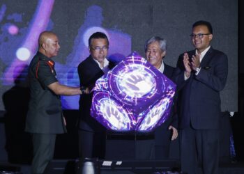 ADLY Zahari (dua dari kiri), diiringi Ketua Setiausaha Kementerian Pertahanan, Datuk Seri Isham Ishak (kanan), Jeneral Mohammad Ab Rahman (kiri) dan Lt Jen (B) Sabri Adam pada Majlis Pelancaran LIMA 2025 di Wisma Perwira Angkatan Tentera Malaysia di Kuala Lumpur, semalam. - UTUSAN/SHIDDIEQIIN ZON